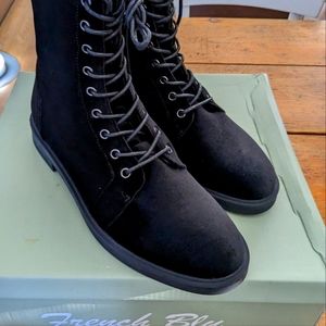 Beautiful light boots in black velvet NWOT